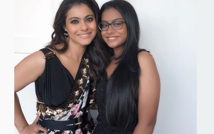 Kajol insists Nysa pose for solo photo op, latter refuses